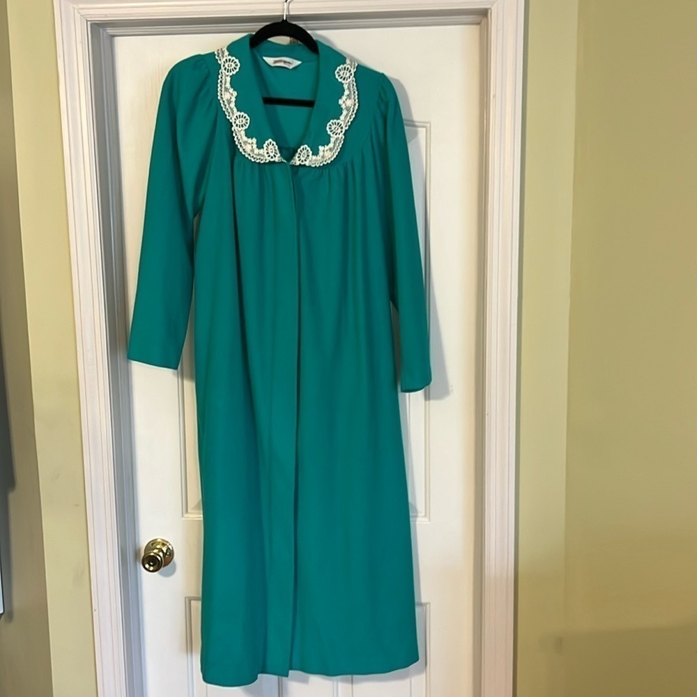 Shadowline vintage robe, full length. Size Med.